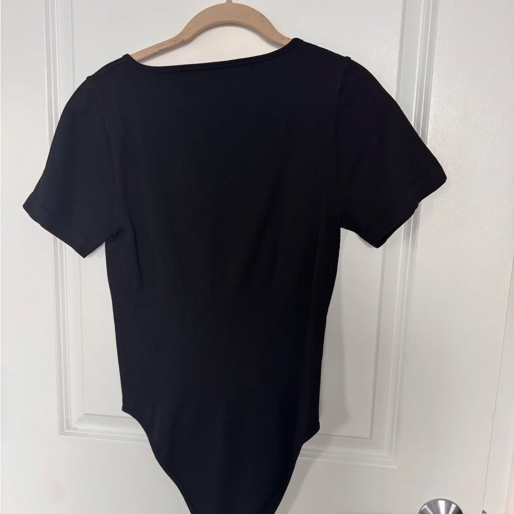 Elegant Black Short Sleeve Bodysuit - Picture 3 of 4